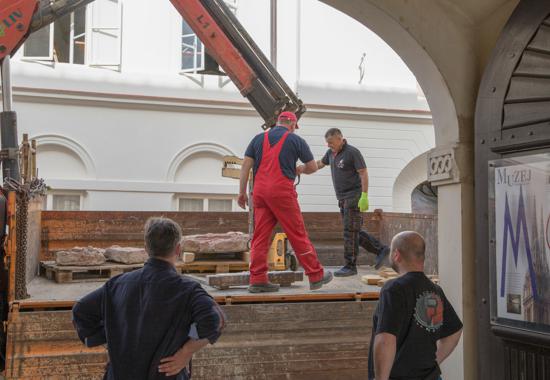 Transport nađenog ulomka u Muzej grada Zagreba