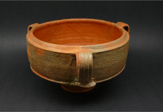 Zdjela s tri ručke, ukrašena pečatnim ornamentom i glaziranjem, keramika, 4. st.
